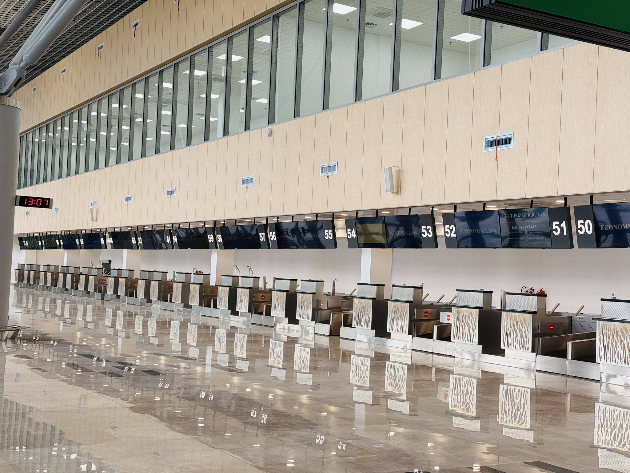 エンテベ国際空港の出発ロビー